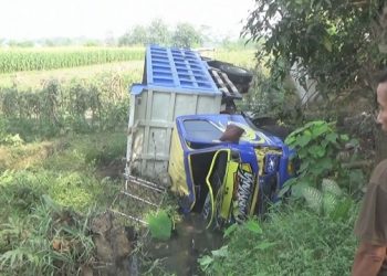 Sopir Mengantuk, Truk Nyungsep ke Parit di Jombang