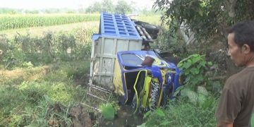Kondisi truk yang mengalami kecelakaan tunggal di Jombang. Foto: Bacaini/Syailendra