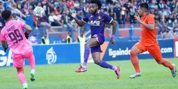 Bpmber Persik Kediri, Joanderson (ungu). Foto: Ist