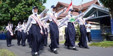 Siswi SMPN 1 Ngasem salah satu peserta lomba gerak jalan Pemkab Kediri. Foto: Ist