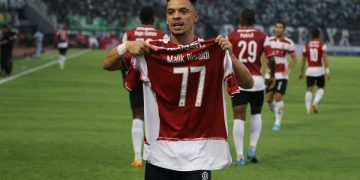 Selebrasi Lulinha setelah melesakkan gol cepat ke gawang Persebaya. Foto: Ist