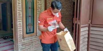 Polisi mengumpulkan sejumlah bukti di TKP. Foto: Bacaini/Setiawan