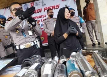 Kasatlantas Polres Kediri Kota, AKP Pandri menunjukkan sejumlah knalpot brong hasil razia. Foto: Bacaini/Novira