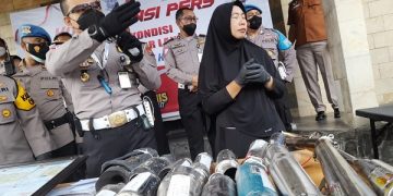 Kasatlantas Polres Kediri Kota, AKP Pandri menunjukkan sejumlah knalpot brong hasil razia. Foto: Bacaini/Novira