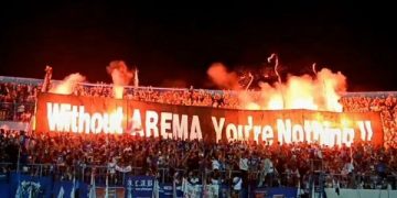 Ilustrasi atraksi suporter Aremania saat memberikan dukungan pada Arema FC. Foto: malang.story