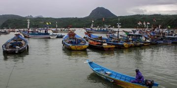 Seorang nelayan di Pantai Popoh Tulungagung sedang bersiap untuk melaut. Foto: Bacaini/Setiawan