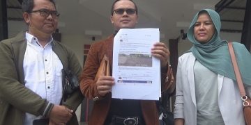 Retno Mariyani bersama kuasa hukum saat membuat laporan di kantor polisi. Foto: Bacaini/Syailendra