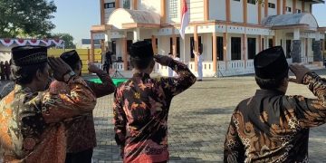 Upacara bendera di Kelurahan Tosaren. Foto: Bacaini/AK.Jatmiko