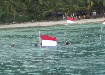 HUT RI ke-77, Merah Putih Berkibar di Bawah Laut Trenggalek