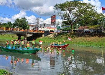 Satgas Kali Ngrowo Tulungagung Upacara Bendera di Atas Perahu