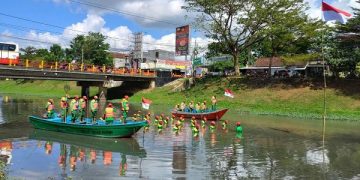 Petugas kebersihan Kali Ngrowo khidmat mengikuti upacara bendera. Foto: Bacaini/Setiawan