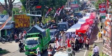 Arak-arakan bendera merah putih warga Kabupaten Malang. Foto: Bacaini/A.Ulul