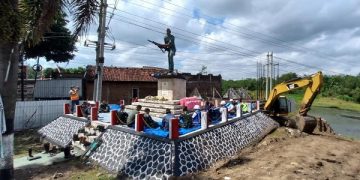 Selamatan di Monumen Batalyon Sikatan Tulungagung yang segera digusur. Foto: Bacaini/Setiawan