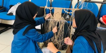 Mahasiswa ITS saat merajut tali agel menjadi pajangan dinding. Foto: Bacaini/Rusdi