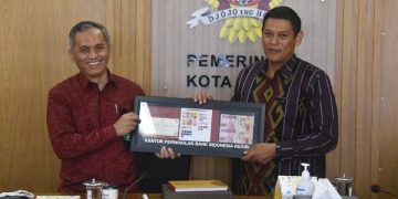Penyerahan uang baru dari Bi Kediri kepada Wali Kota Kediri. Foto: Ist