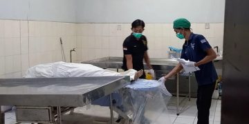 Jenazah BM setelah dilakukan proses autopsi di RSUD dr. Iskak Tulungagung. Foto: Bacaini/Setiawan