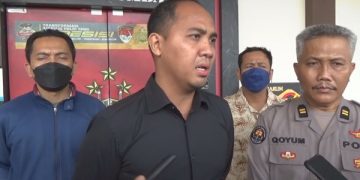 Kasat Reskrim Polres Jombang, AKP Giadi saat mengungkap penetapan tersangka. Foto: Bacaini/Syailendra