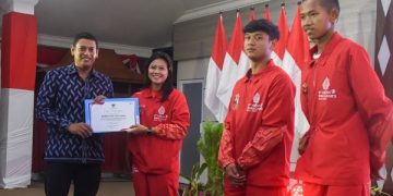 Nanda Mei menerima piagam penghargaan dari Wali Kota Kediri. Foto: Ist