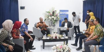 Wali Kota Kediri ditunjuk jadi juri kehormatan saat memberikan penilaian karya finalis Lomba Desain Motif Tenun Ikat 2022. Foto: Ist