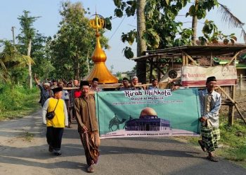 Lestarikan Tradisi Islami, Warga di Kediri Kirab Mahkota Masjid