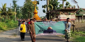Kirab Mahkota Masjid Al Mubarok. Foto: Bacaini/AK.Jatmiko