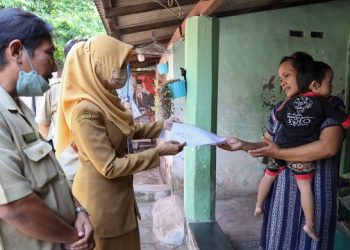 Dispendukcapil Kota Kediri Serahkan Akta Kematian Secara Door to Door