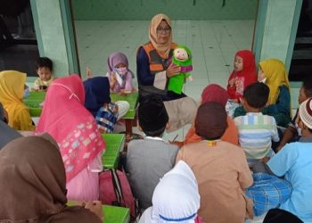 Warga Tulungagung Berikan Edukasi Anak Lewat Sedekah Dongeng