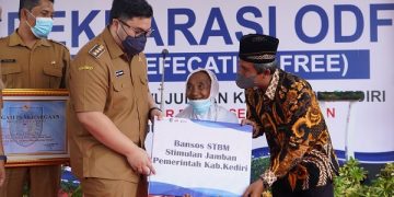 Mas Dhito serahkan bantuan stimulan STBM kepada salah satu warga penerima manfaat. Foto: Ist