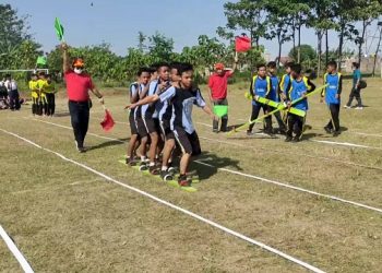 Ratusan Siswa SMP di Kediri Antusias Ikuti Lomba Terompah Panjang