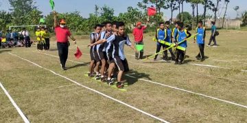 Siswa SMP ikuti lomba terompah panjang. Foto: Bacaini/AK.Jatmiko