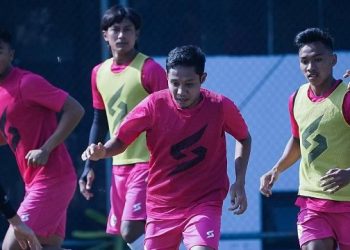 Pemain Arema FC menutupi jersey resmi dengan rompi saat sesi latihan. Foto: Arema FC Official