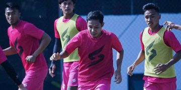 Pemain Arema FC menutupi jersey resmi dengan rompi saat sesi latihan. Foto: Arema FC Official