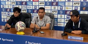 Asisten Pelatih Persik Jan Saragih (tengah) dalam sesi post match press conference. Foto: Bacaini/Novira