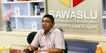 Ketua Bawaslu Bangkalan, saat melakukan pencermatan Sipol. Foto: Bacaini/Rusdi