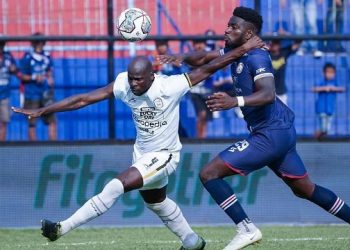 Striker Arema FC Abel Issa Camara saat berjibaku dengan bek RANS FC Ok John. Foto: Arema FC Official