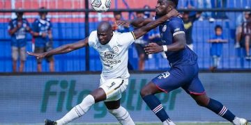 Striker Arema FC Abel Issa Camara saat berjibaku dengan bek RANS FC Ok John. Foto: Arema FC Official