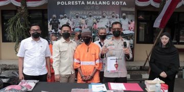 Polisi menunjukkan tersangka bandar togel online bersama barang bukti. Foto: Bacaini/A.Ulul