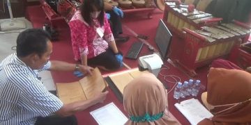 Proses digitalisasi aksara di Museum Airlangga Kediri. Foto: Bacaini/Darman