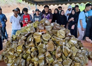 Sambut HUT Trenggalek, Warga Bagikan 828 Bungkus Nasi Gegok