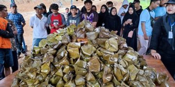Warga yang sudah tidak sabar menikmati nasi gegok usai kirab budaya. Foto: Bacaini/Aby