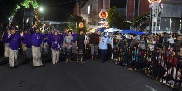 Wali Kota Kediri Abdullah Abu Bakar melambaikan tangan kepada masyarakat penonton KNC 2022. Foto: Ist