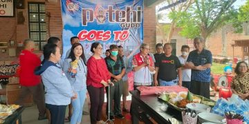 Para seniman wayang potehi Gudo, Jombang yang akan berangkat ke Belanda akhir Agustus nanti. Foto: Bacaini/Syailendra