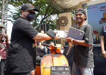 Mas Dhito Serahkan 2 Vespa Untuk Scooterist Asal Kediri dan Madiun