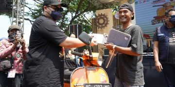 Mas Dhito saat menyerahkan doorprize vespa kepada scooterist yang beruntung. Foto: Ist