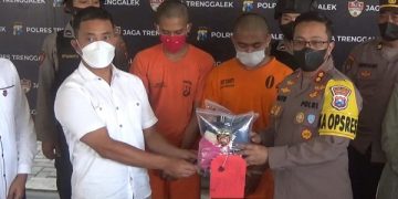 Dua pelaku pelecehan seksual beserta barang bukti yang diamankan polisi. Foto: Bacaini/Aby