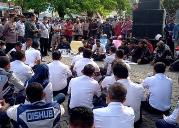 Dinilai Tak Bisa Kerja, Belasan Pemuda Demo Dishub Tulungagung
