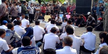 Unjuk rasa Afiliasi Pemuda Tulungagung di depan Kantor Dishub. Foto: Bacaini/Setiawan