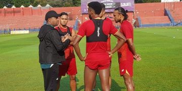 Divaldo Silva berikan pengarahan kepada 4 pemain asingnya. Foto: Bacaini/Novira
