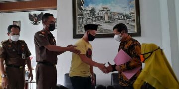 Proses damai antara terdakwa dan korban curanmor di Kota Batu. Foto: Bacaini/A.Ulul