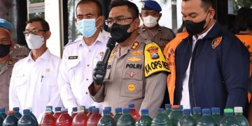 Kapolres Nganjuk, AKBP Boy Jeckson menungjukkan pelaku serta barang bukti yang berhasil diamankan. Foto: Bacaini/Asep Bahar